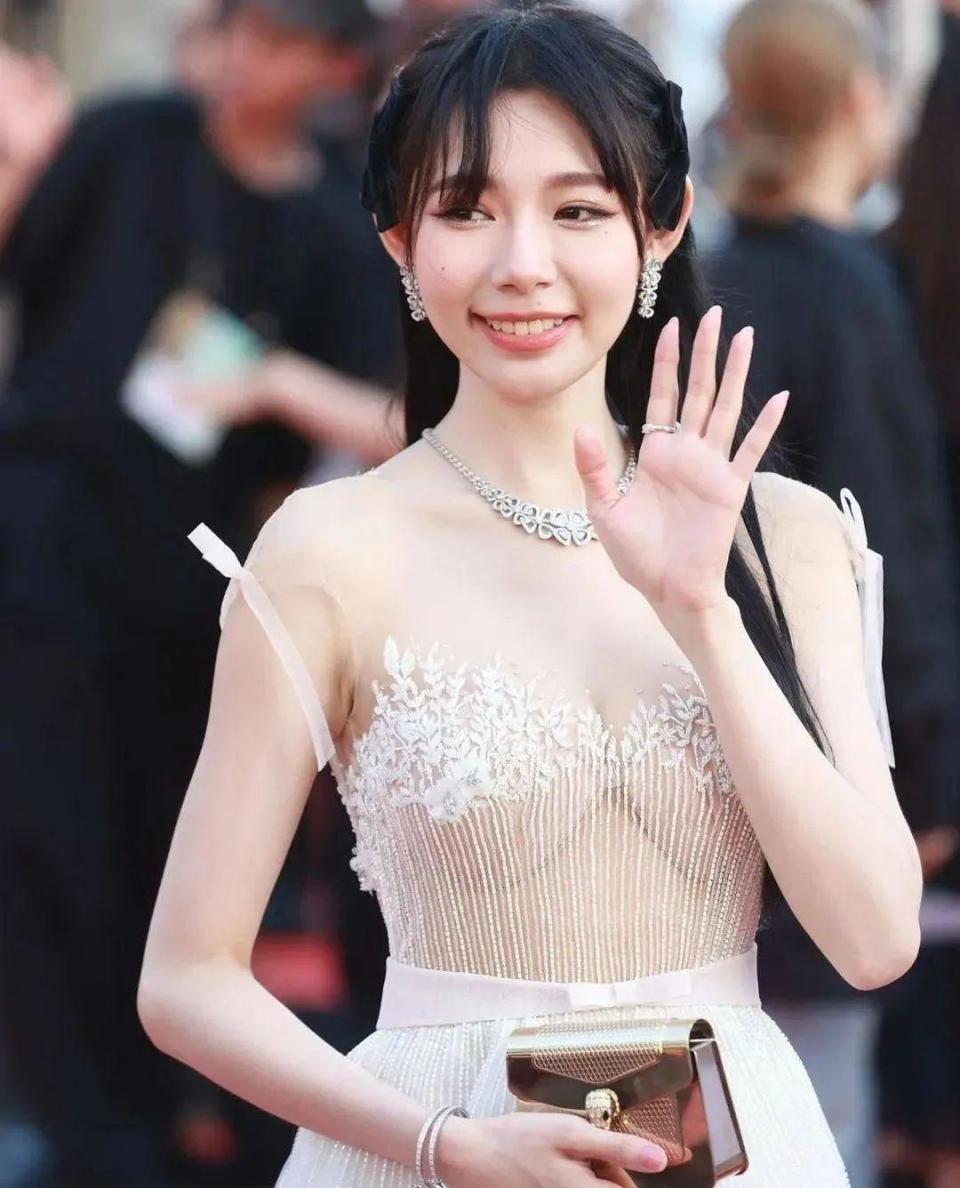 又是红毯!女星个个千娇百媚,林熙蕾女人味,不熟杨颖的2套高定