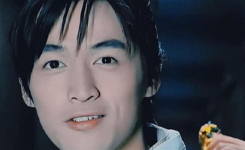 20年前，张冕为护胡歌离世，胡歌许诺赡养其父母，如今他做到了吗_腾讯新闻