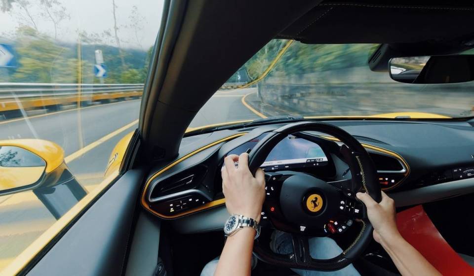 开着两台马力加起来超过1400匹的超跑在街头狂飙什么感觉