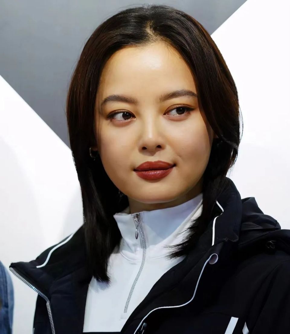 的她看起来可爱减龄,视觉上具有亲和力,但是"包子脸"看着和苗条不沾边