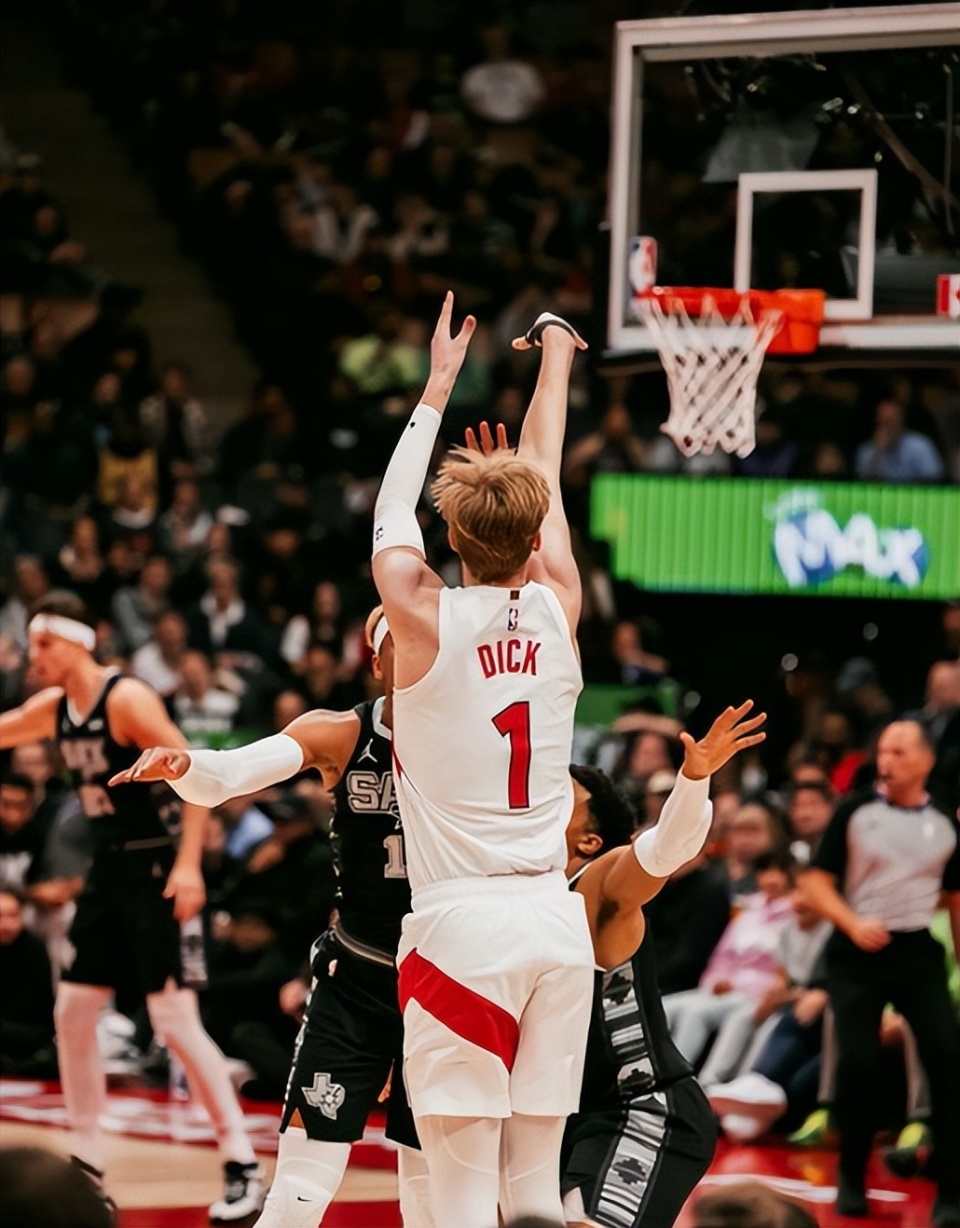 295秒三记3分末节11分迪克创17年纪录又闪光猛龙又一基石