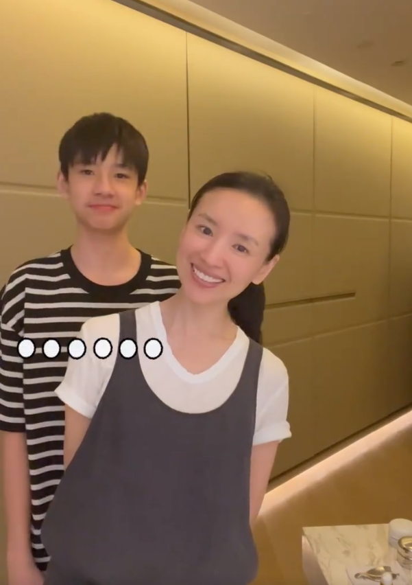 董洁停工陪儿子14岁顶顶身高猛长近一米七像极年轻时的潘粤明