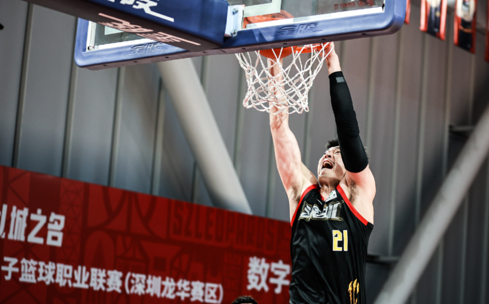 第四节还剩10分05秒,深圳队打挡拆,李慕豪掩护后顺下,球队外援亚当斯