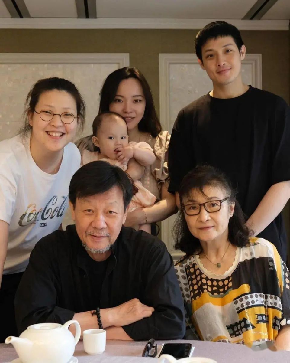 原配崔瑶琪坐在他的身边,头偏向寇世勋,颇有贤妻良母的模样.