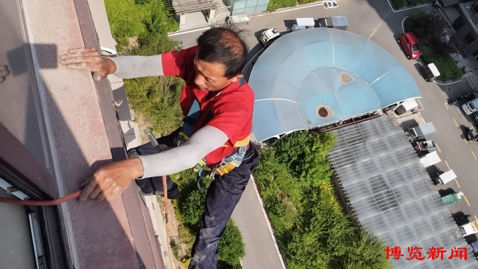 空调安装工:天热,订单也"热"