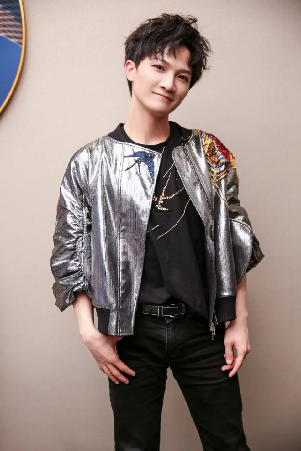 嗓子里"住着"音响的周深,已经走上歌手的另一条康庄大道