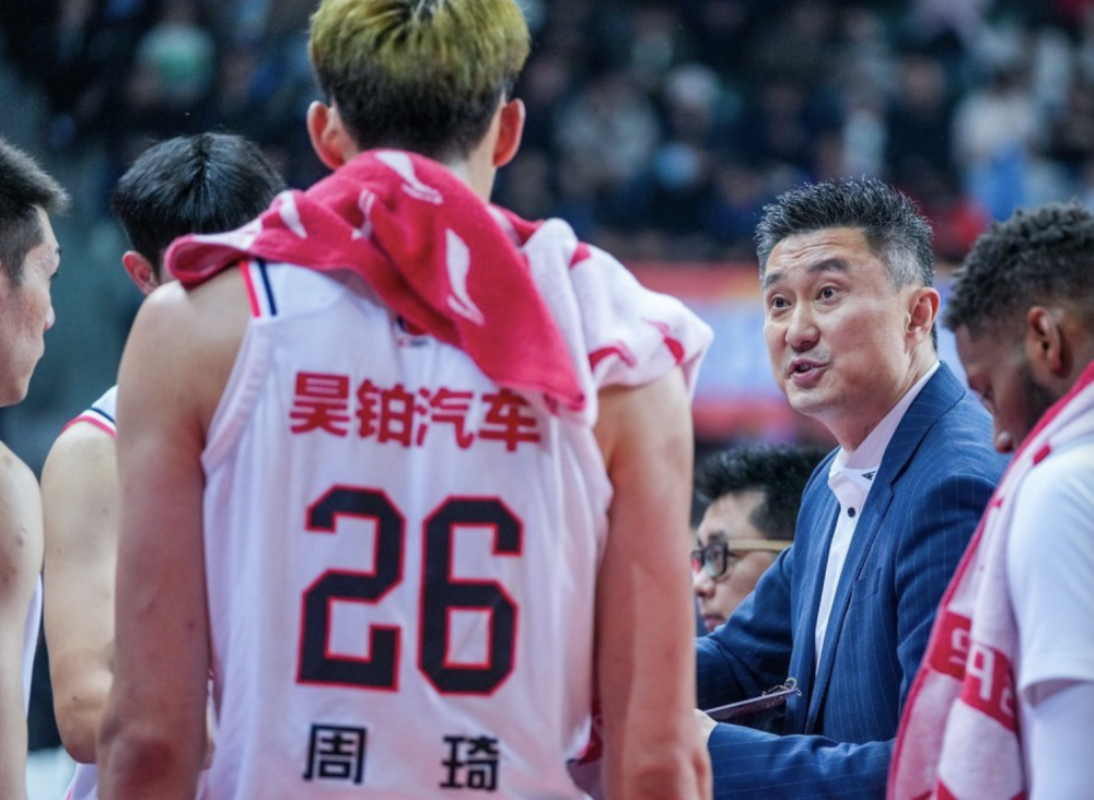 周琦抢篮板造成了对方的犯规,同时倒地,腿被压了一下,周琦此后被换