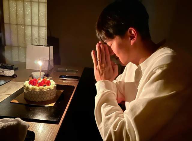 1月28日是颜骏凌32岁生日,当天深夜颜骏凌晒出了庆生许愿时的照片