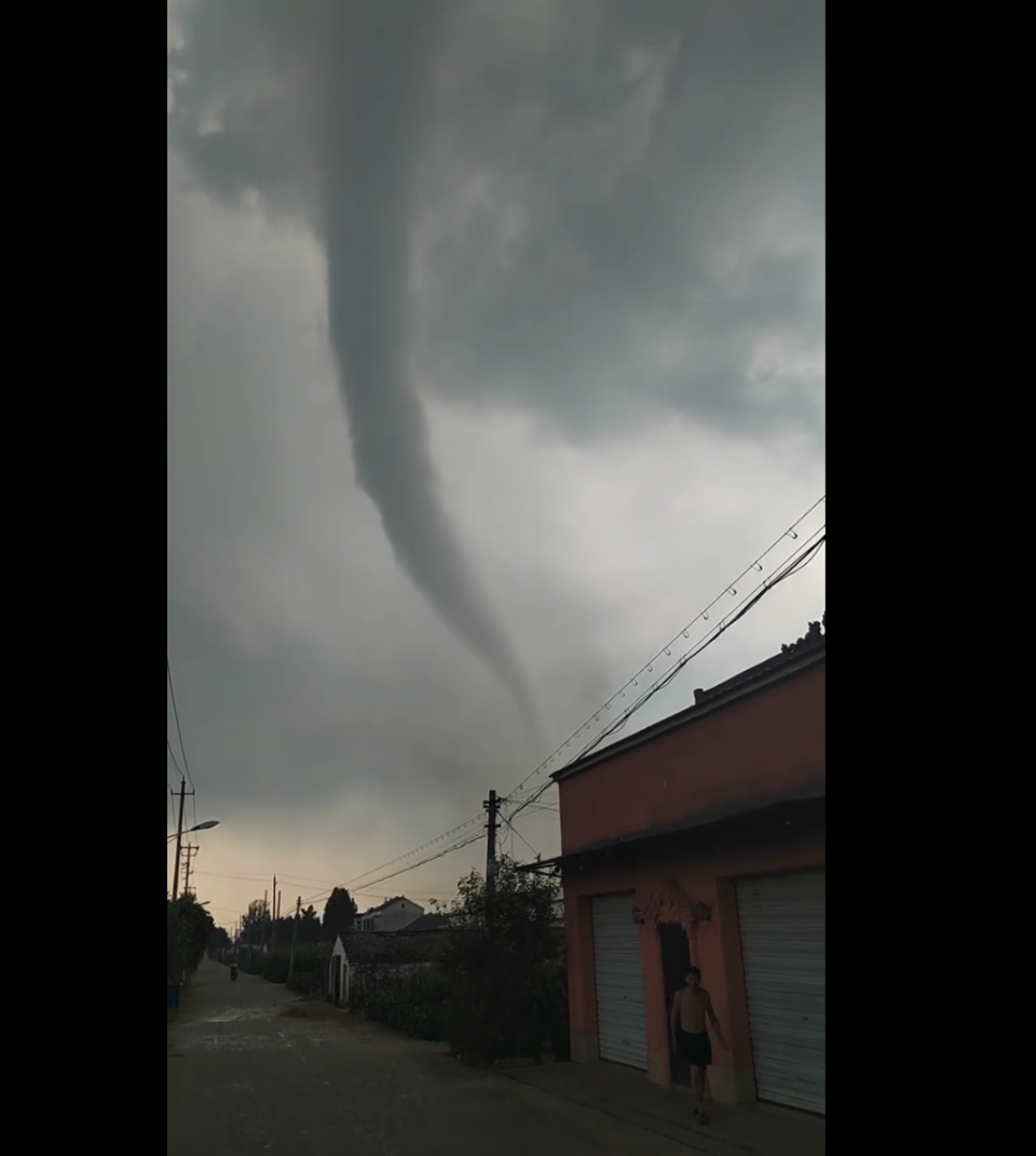 江苏盐城突然龙吸水，专家鉴定为中等龙卷风！分析：最大风力15级-腾讯新闻
