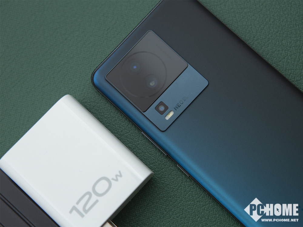 iqoo neo 7竞速版延续像素字符 皮革撞色的设计元素,摄像头模组设计则