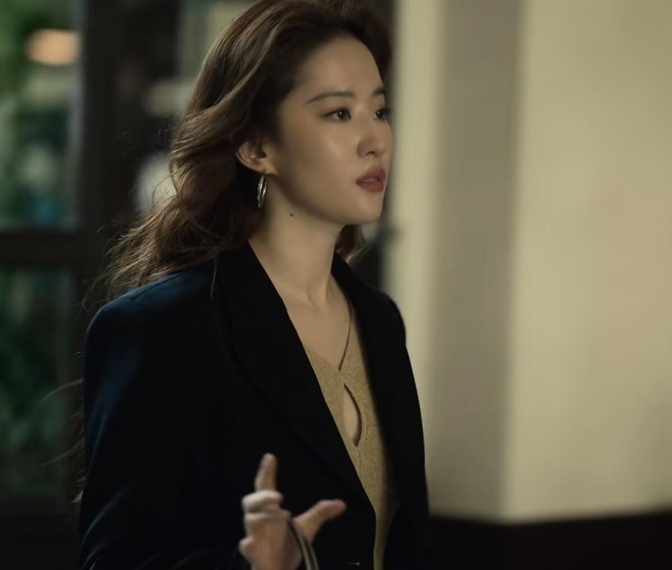 当刘亦菲和朱珠,万茜站一起,我才彻底明白,啥是顶级头身比