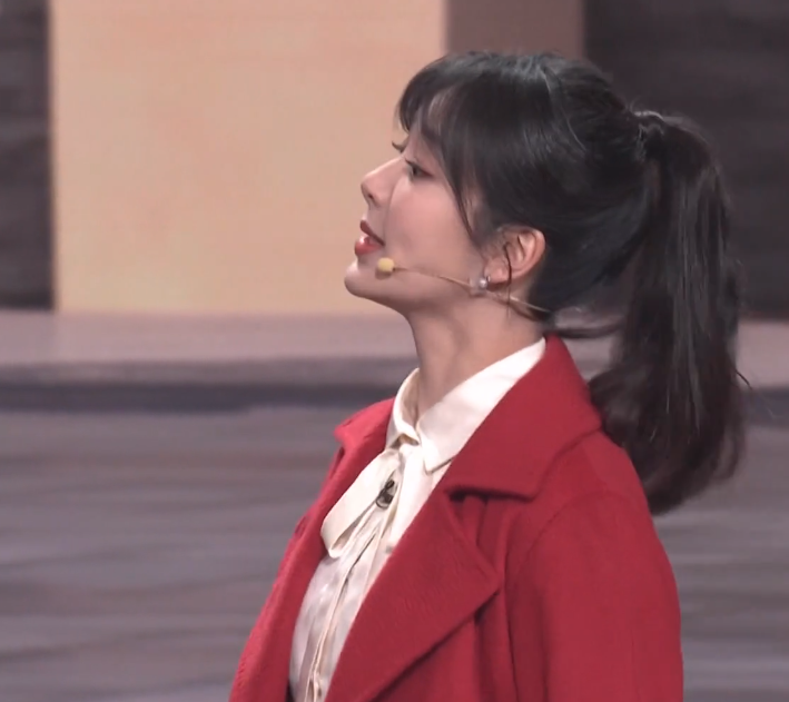 杨紫穿红色大衣显胖,赵丽颖国风礼服温婉大气_腾讯新闻