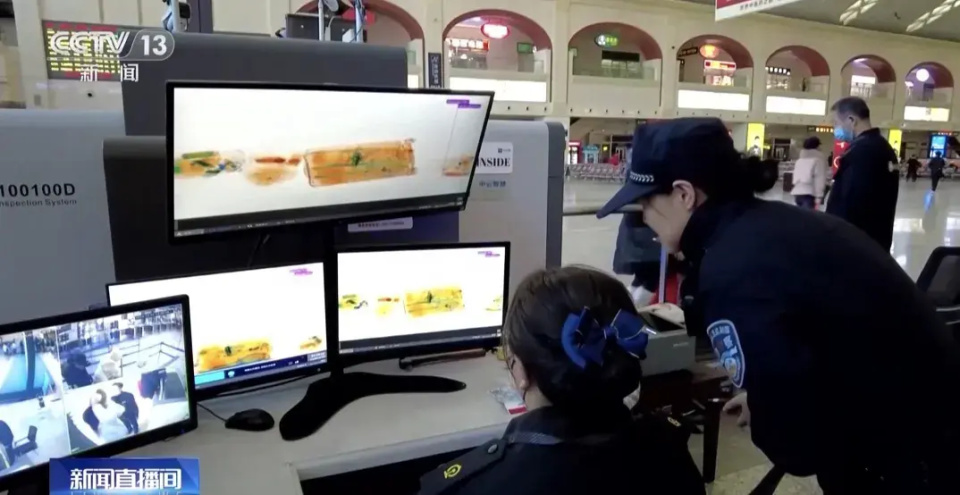 美国机场安检需要脱鞋,解皮带,人过x光机,搜身像推拿,候检大厅还有