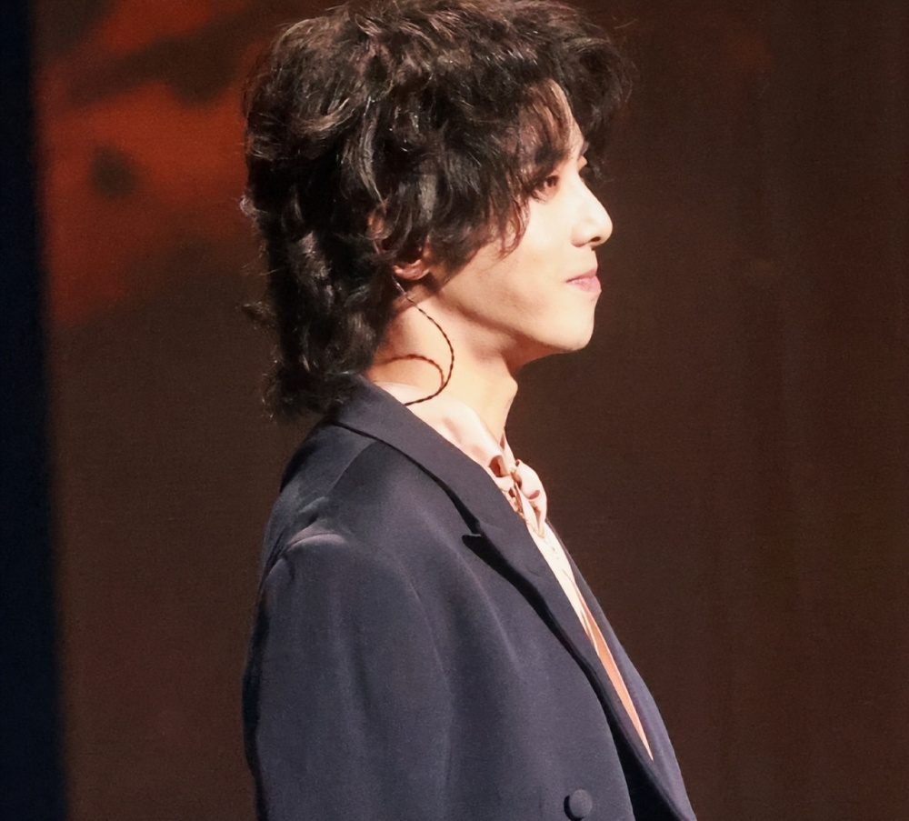 湾区晚会热闹多,王一博关晓彤刘浩存等疑假唱,华晨宇谭维维翻车_腾讯