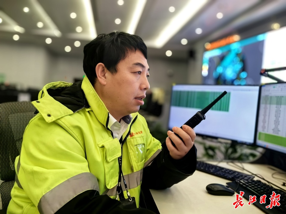 长江日报5路记者直击风雨不眠夜_腾讯新闻