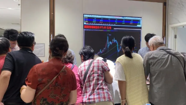 黄金回到“8”字头！实探金店：柜台被挤爆，请假、刷空卡也要买