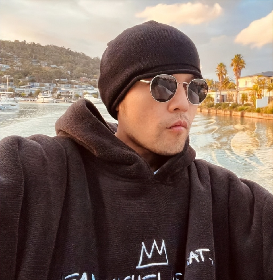 萧敬腾同时更新所有账号表明态度,网友:这下周杰伦更尴尬了!