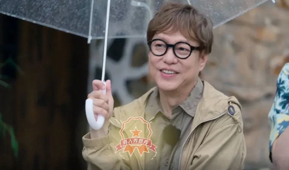 作为乐坛幕后圈里的"任性顽童",梁翘柏很爱新鲜,曾经拉着王菲在荧屏里