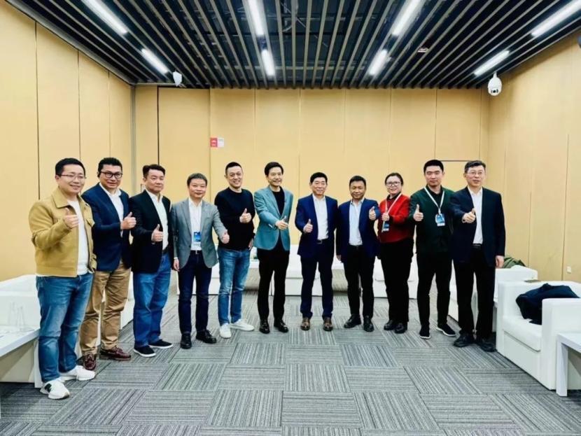 人王卫,另一位则是雷军的"老领导",曾号称"中国第一程序员"的求伯君