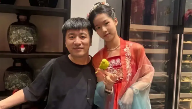 张雪峰11岁女儿接手张雪峰公司股份