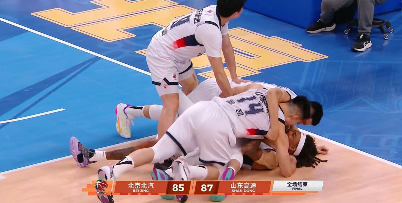 北京遭絕殺揪出最大罪人！拿600萬半場1分，被人隔扣惱羞成怒+吃T - 