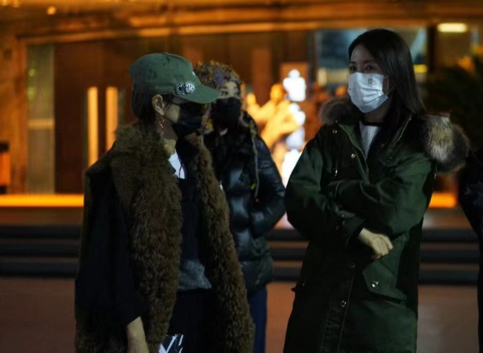 曾黎马伊琍看梅婷话剧，三女神罕同框，均龄超47岁却美得耀眼发光_腾讯新闻