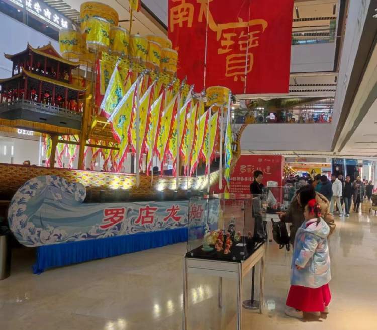 今年春节期间,罗店龙船在宝杨宝龙广场一楼中庭展览.