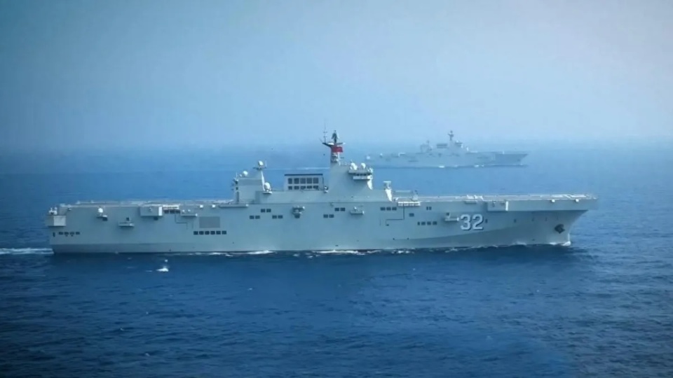 075型两栖攻击舰再添一员大将四号舰即将下水舰岛吊装完毕