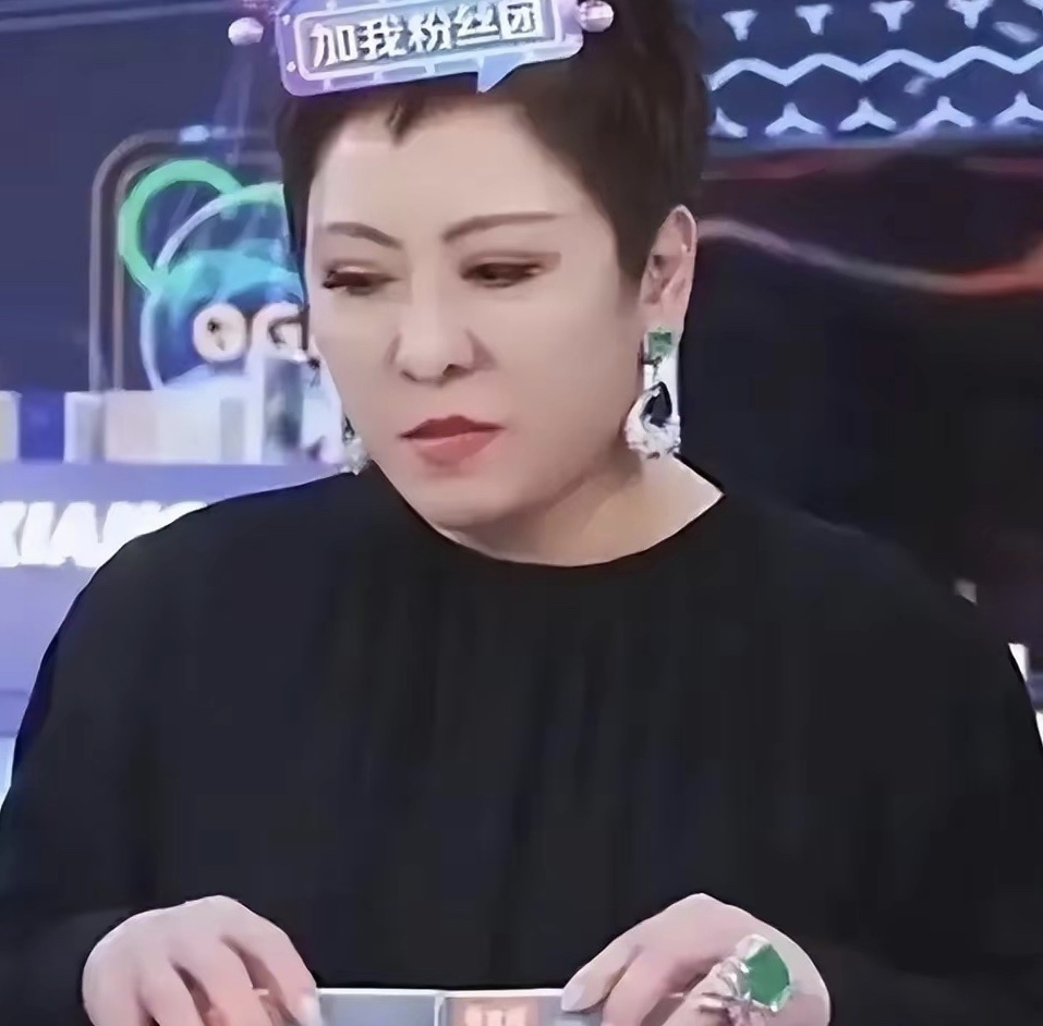 更讽刺的是,一身贵妇装扮的陈岚,手上戴着奢华大钻戒给网友推销9.