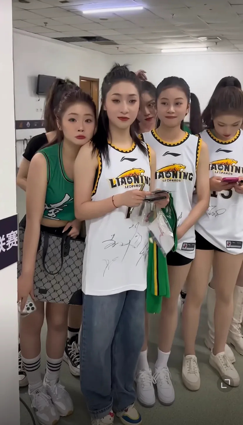辽篮啦啦队与莫兰德合影莫兰德俏皮娇羞外教发文祝贺辽篮夺冠