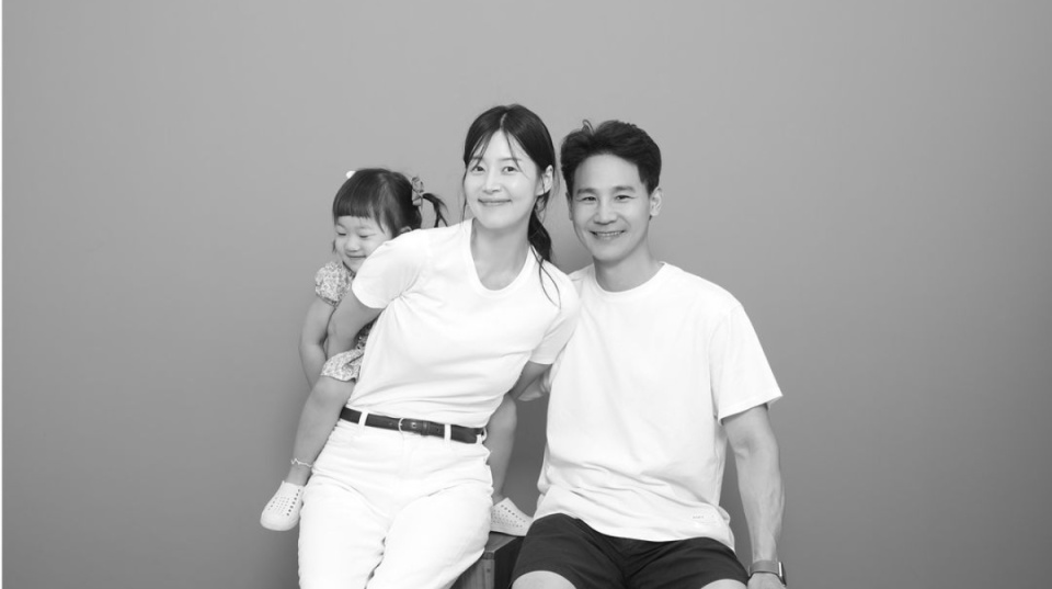 照片中,韩智慧和丈夫,女儿一起合影留念.