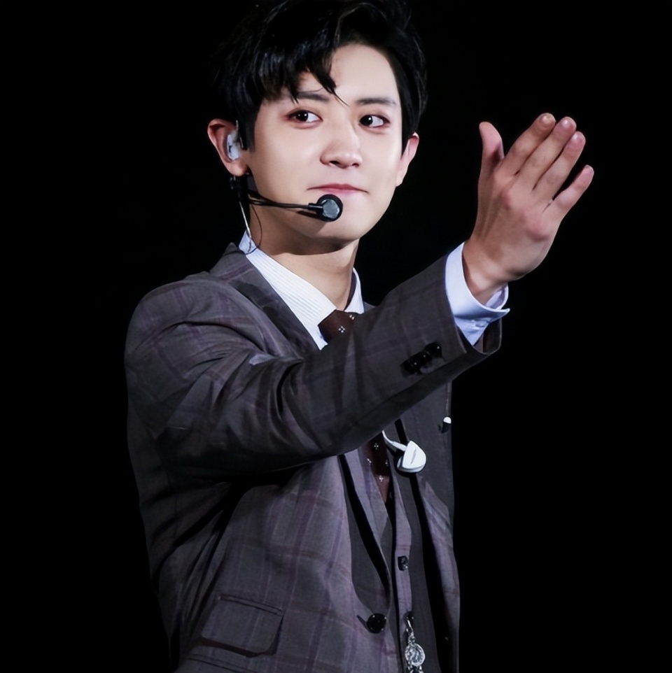 朴灿烈更新微博,仅4个字就飙上热搜榜第1,粉丝:我哥实火_腾讯新闻