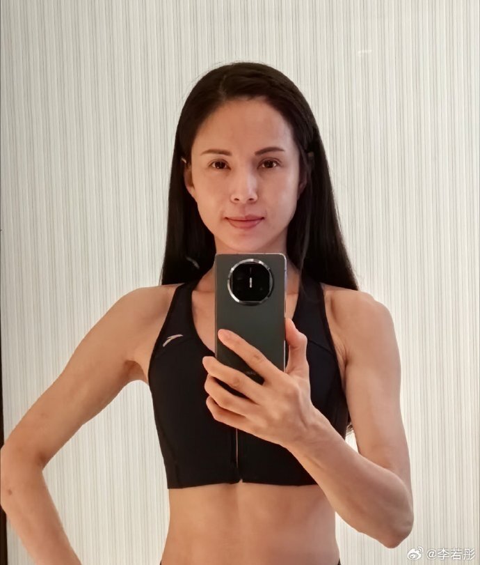57岁李若彤罕晒素颜健身照双颊略松弛皱纹不明显状态超年轻