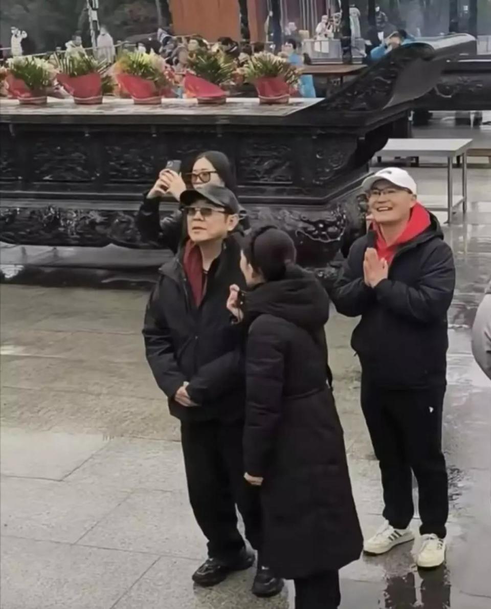 李连杰与女儿现身九华山,打扮朴素显沧桑,换心谣言直接击碎