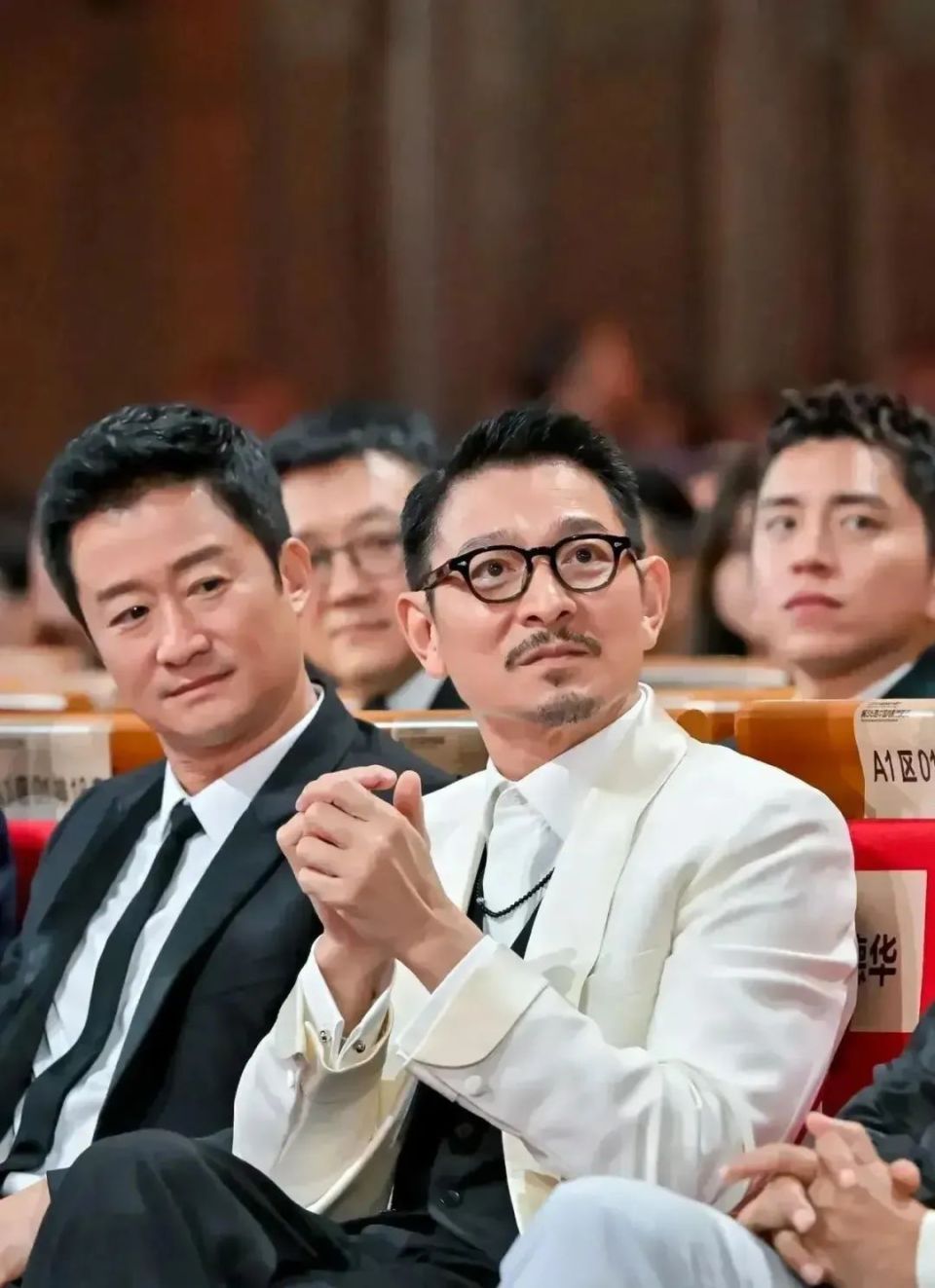 对比起圈内同龄明星,比如刘德华和梁朝伟,60岁的李连杰看起来确实比较