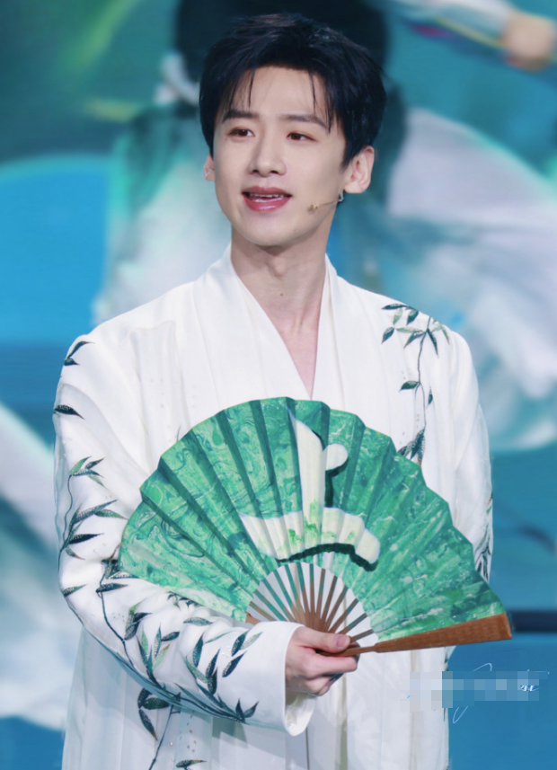 白敬亭高清彩排曝光,走位跟播出一致,两个版本引热议_腾讯新闻