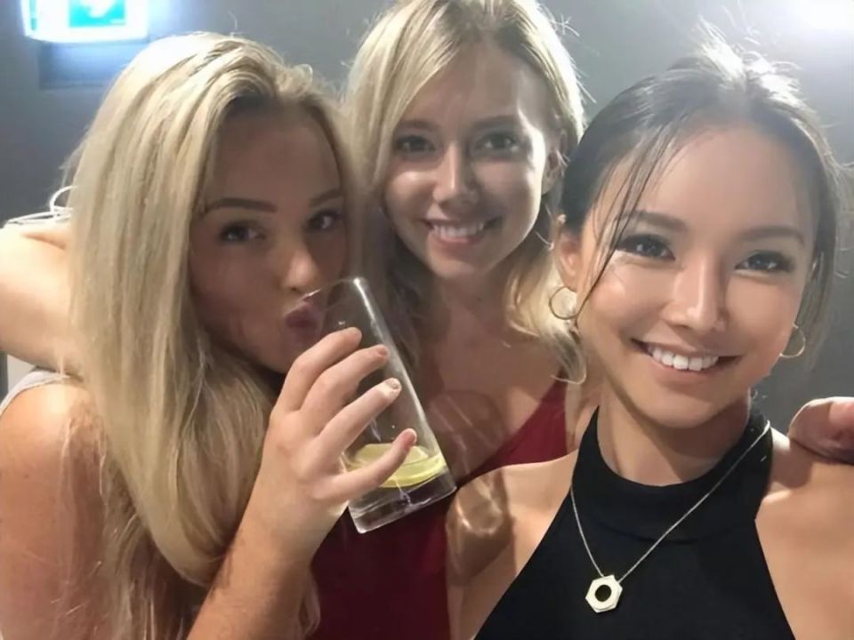 (在澳大利亚时)为了招揽本国顾客和接待来这里旅游的外国客人,这里的