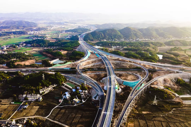 宜遂高速公路袁州区新田枢纽△宜遂高速公路袁州区段像一条"玉带"