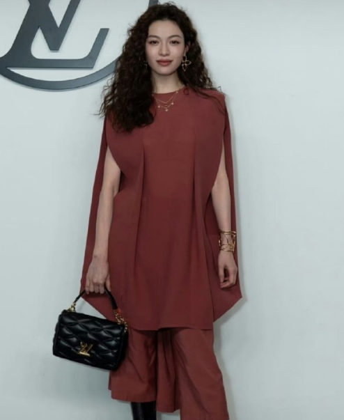 上海这一夜,刘亦菲的"大饼脸,双下巴"是对内娱畸形审美的反击