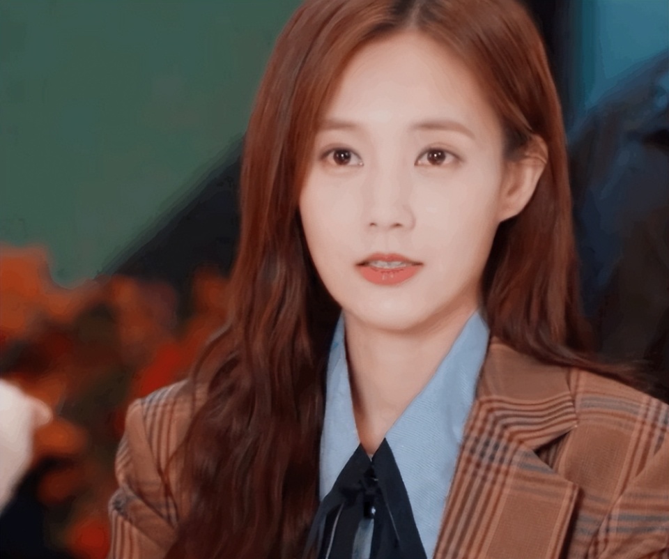 同为北舞校花,金晨成40亿票房女王,李一桐痴迷偶像剧