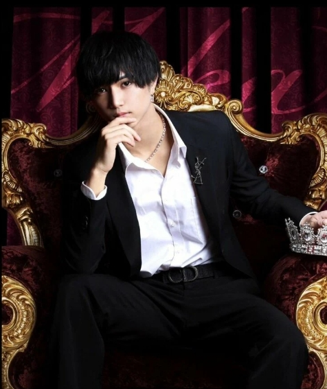 那个"帅哥"不是一般的"帅哥",而是一家夜店里陪酒的"牛郎",名叫小山直