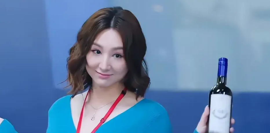 同样是演媒体人,把邢菲和佘诗曼放一起看,差别立刻就出来了