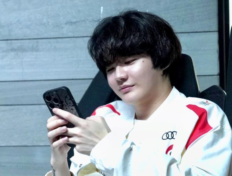 刘青松被怀疑整容满脸油光还很肿胀粉丝解释只是胖了而已