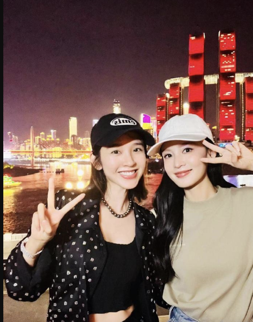 33岁李沁,36岁唐艺昕合照:相差三岁,风格气质却截然不同