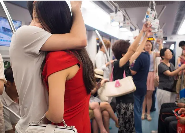 上海地铁一男子摸女乘客隐私部位