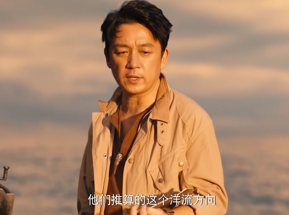 首先胡八一的饰演者潘粤明瘦了,前两部中潘粤明一直被吐槽发福导致与