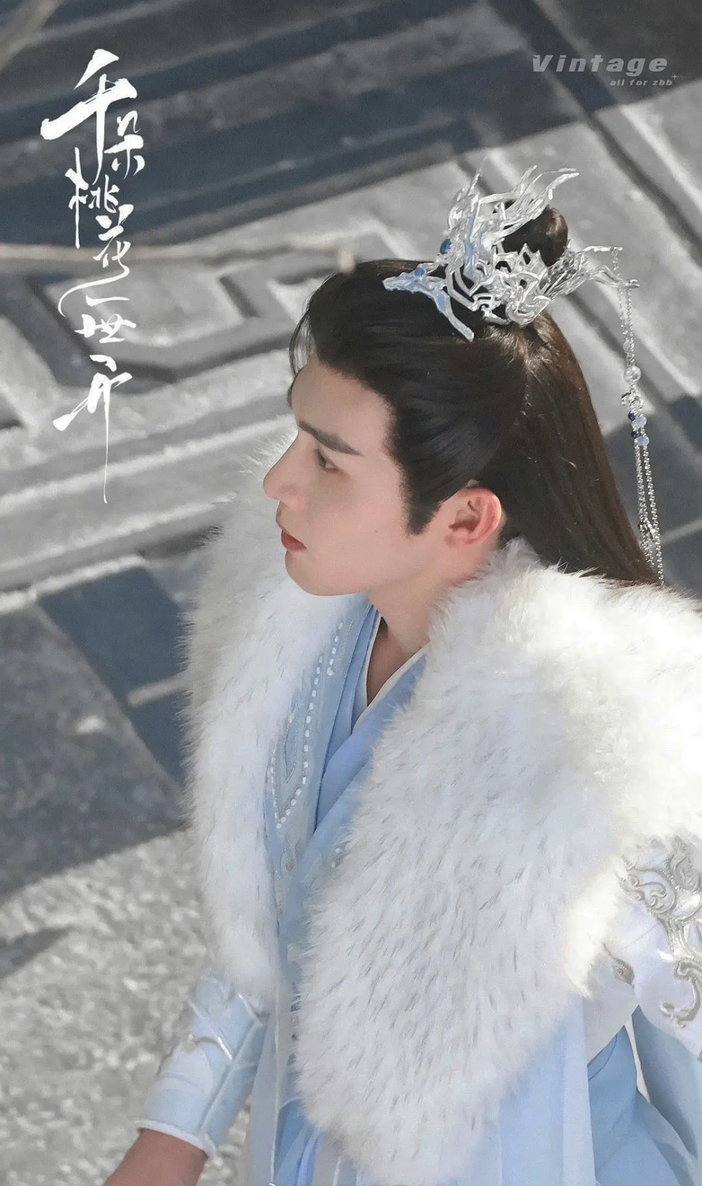 从目前的剧照来看,张彬彬扮相俊美,一身黑色戏服,奢华显贵,显得十分有