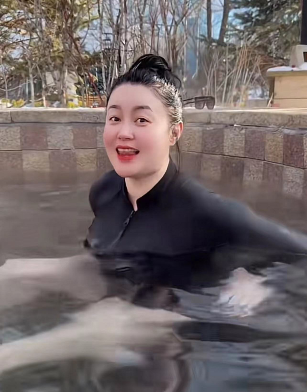 被泡温泉的关婷娜惊艳到了,丰腴身材遮不住,一双"漫画腿"太吸睛