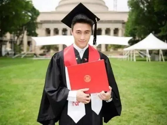 29岁的他,过着"霸总小说"人生