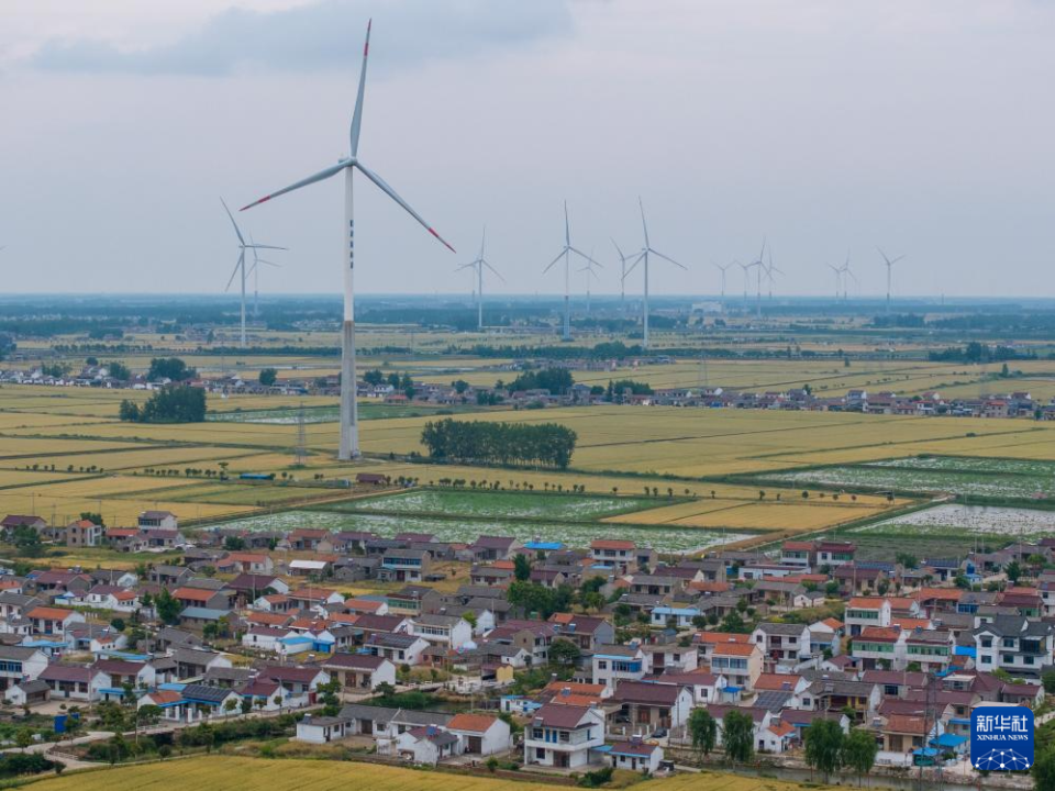 这是5月21日在扬州市宝应县拍摄的风力发电设施(无人机照片).